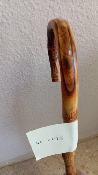 Bastón de madera curvo