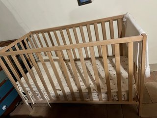 Cuna de bebé de madera con colchón nuevo