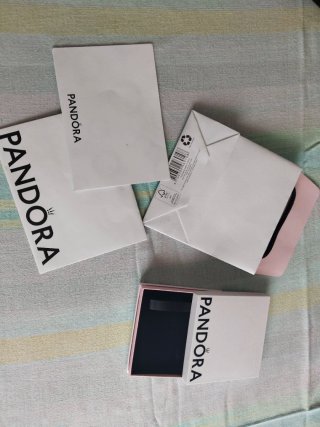 Caja, bolsa y sobre Pandora con tarjetas