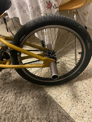 Bmx naranja con estriberas