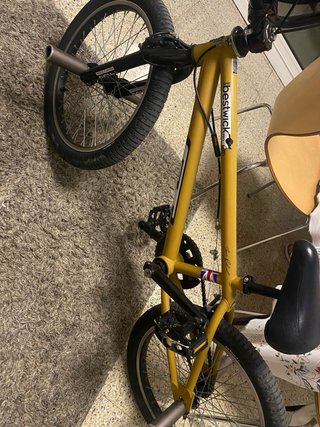 Bmx naranja con estriberas