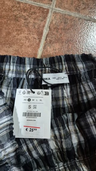 Falda larga de vuelo a cuadros de Bershka