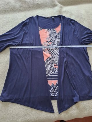Camiseta manga 3/4 con estampado paisley.