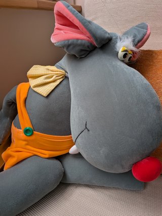 Peluche ratón gris con peto naranja