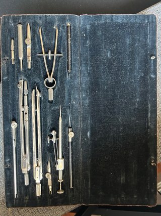 Estuche antiguo para compás