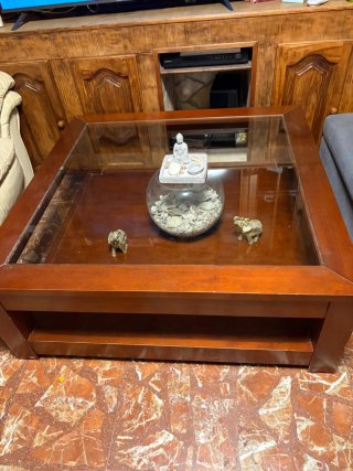 Mesa de salón de madera y cristal