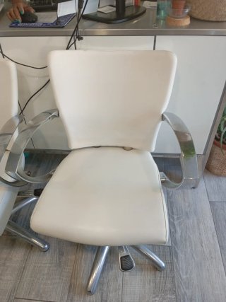 Sillones de peluquería plateados y blancos