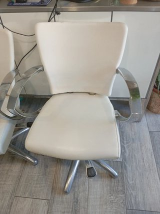 Sillones de peluquería plateados y blancos