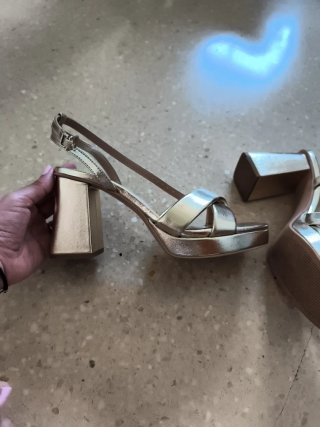 Zapatos de tacón dorados Lefties