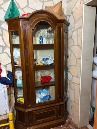 Mueble de madera con vitrina
