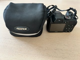 Fotocamera Fujifilm FinePix S2000HD con custodia