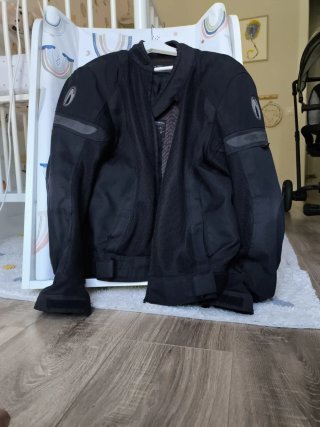Chaqueta de moto negra (falla cremallera)