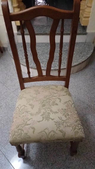 Sillas de madera con tapizado floral