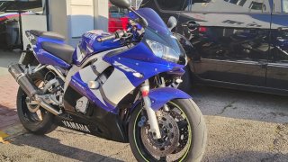 Moto Yamaha R6 Azul Deportiva