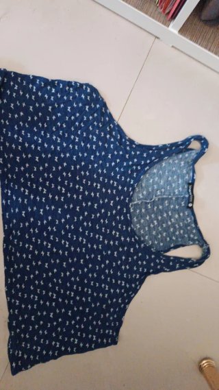 Camiseta azul con estampado de rayos