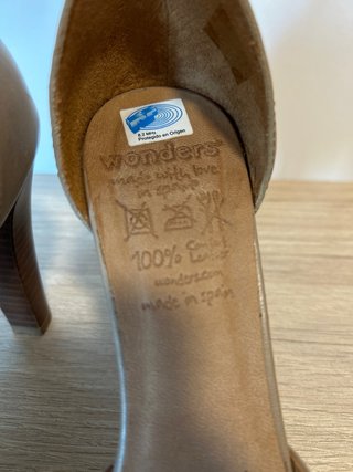 Zapato tacón beige con tira tobillo
