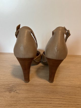 Zapato tacón beige con tira tobillo