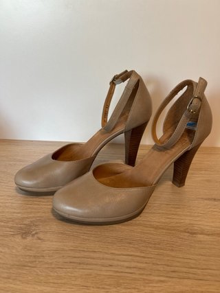 Zapato tacón beige con tira tobillo
