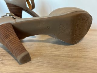 Zapato tacón beige con tira tobillo