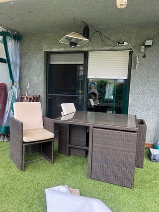 Mesa de jardín con sillas ratán y cristal
