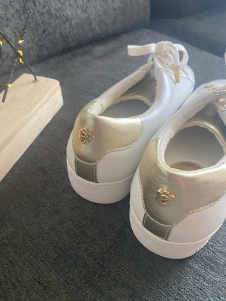 Zapatillas Michael Kors Blancas y Doradas no envio