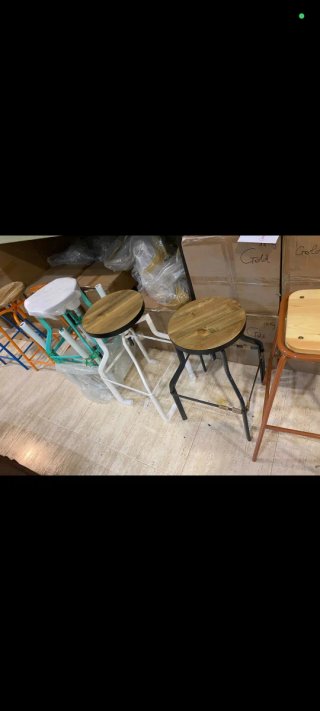 Taburetes altos metálicos y de madera