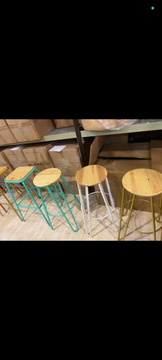 Taburetes altos metálicos y de madera