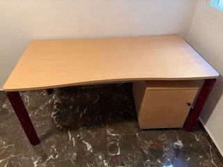 Mesa y silla de oficina con cajonera.