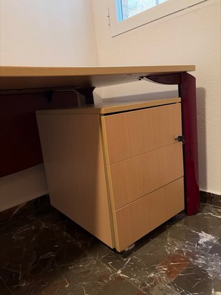 Mesa y silla de oficina con cajonera.