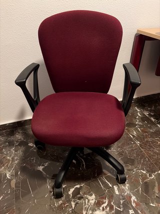 Mesa y silla de oficina con cajonera.
