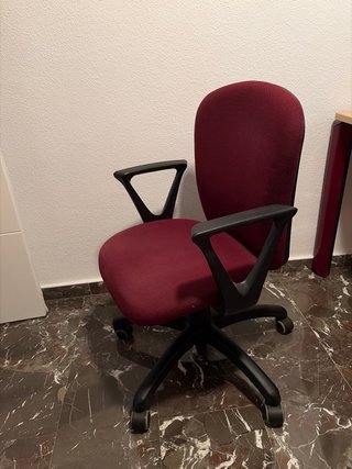 Mesa y silla de oficina con cajonera.