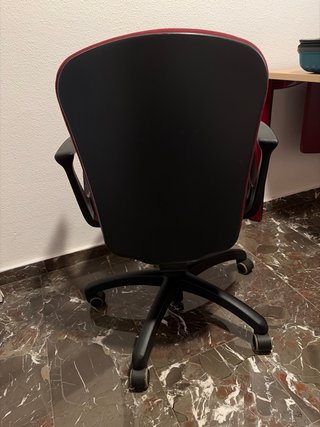 Mesa y silla de oficina con cajonera.