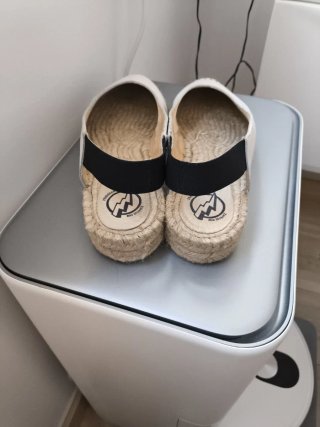 Sandalias planas blancas. Muy cómodas.