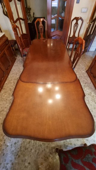 Mesa de comedor de madera con sillas