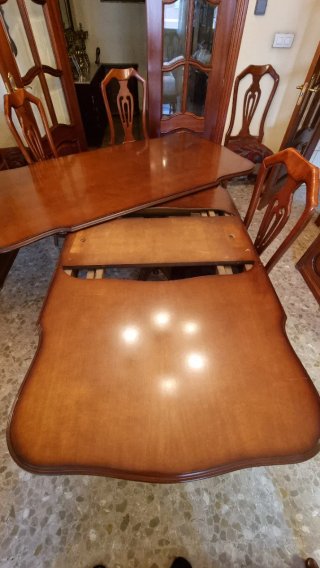 Mesa de comedor de madera con sillas