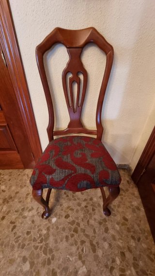Mesa de comedor de madera con sillas