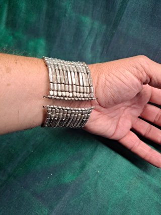 Pulsera plateada con cuentas