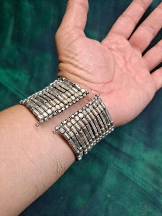 Pulsera plateada con cuentas