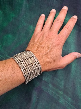 Pulsera plateada con cuentas