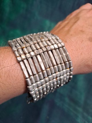 Pulsera plateada con cuentas