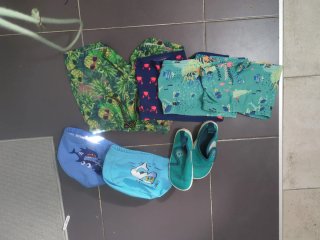 4 Bañadores Decathlon 2 gorros y zapa
