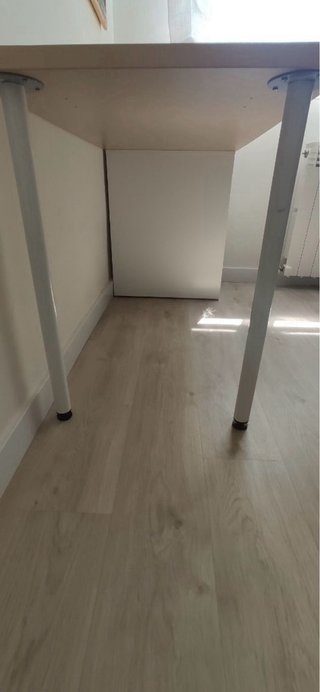 Mesa de escritorio de madera clara