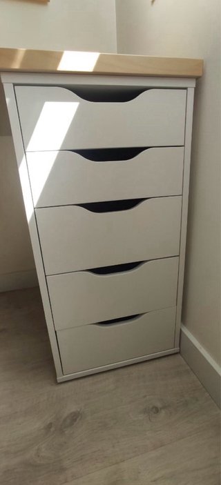 Mesa de escritorio de madera clara