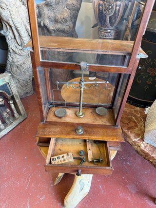 Balanza antigua farmacia con mueble