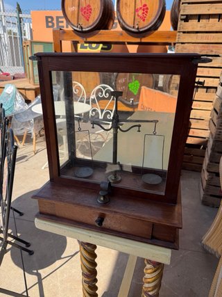 Balanza antigua farmacia con mueble
