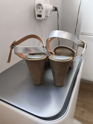 Sandalias plateadas tacón madera