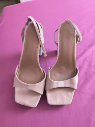 Sandalias Beige con Tacón Brillante