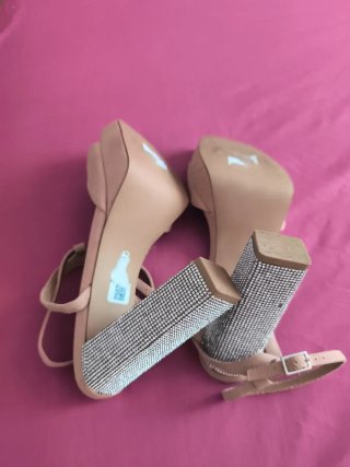 Sandalias Beige con Tacón Brillante
