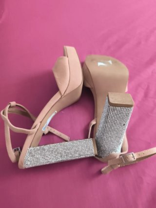 Sandalias Beige con Tacón Brillante