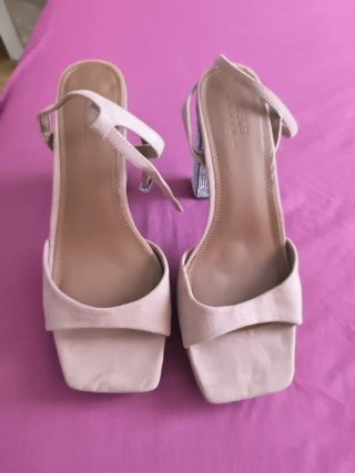 Sandalias Beige con Tacón Brillante